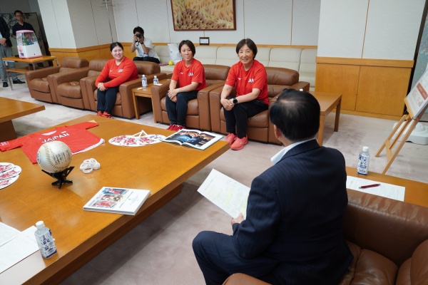 右から宇津木麗華ヘッドコーチ、石川キャプテン、山下選手。