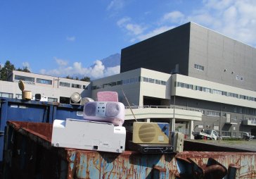 小型家電回収ボックスへ投入の様子