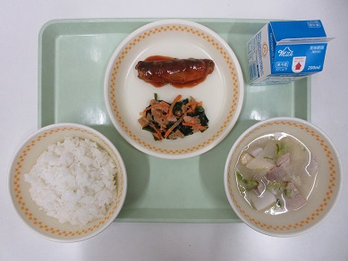 ・牛乳・ご飯・鰯のトマト煮・人参とわかめのぬるっと・里芋と豚肉のみそ汁