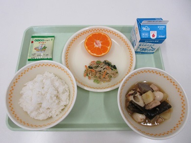 ・牛乳　・ご飯(富士宮産米「きぬむすめ」)　・静岡おでん　・小松菜の胡麻和え　　・納豆