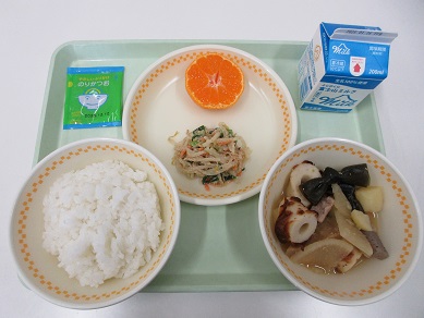 ・牛乳・ご飯・黒はんぺん入り煮込みおでん・小松菜の胡麻和え・菊花みかん・ふりかけ