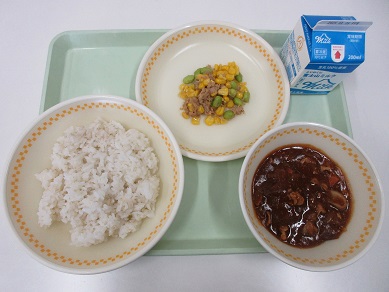 ・牛乳・麦ご飯・ハヤシライスの具・コーンと枝豆のソテー