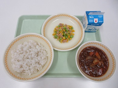 ・牛乳　・パン　・富士宮焼きそば　・白菜のスープ