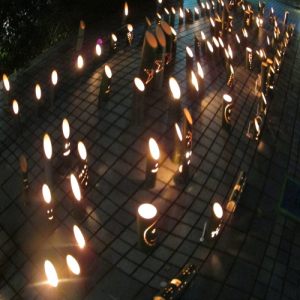 幻想的な竹灯籠からの灯り