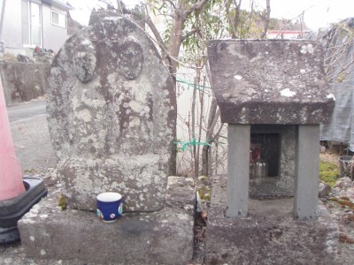 道祖神(左)と石祠(右)