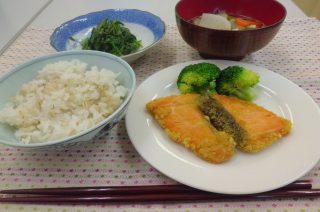 地元食材を使った料理(ニジマスの竜田揚げカレー風味他)