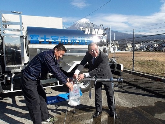 給水スタンドの動作確認を行う石川理事長と小林水道部長