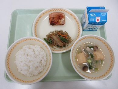 ・牛乳　・ご飯　・鶏肉の照り焼き　・金平ごぼう　・大根と厚揚げのみそ汁