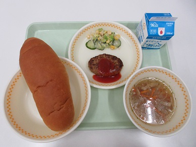 ・牛乳　・パン　・ハンバーグケチャップソースかけ　・野菜のごまドレッシングサラダ　・オニオンスープ