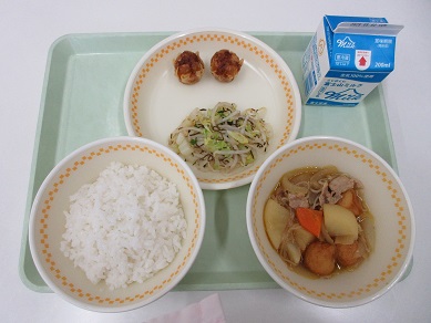 ・牛乳　・ご飯　・新じゃがいものうま煮　・揚げしゅうまい　・野菜の塩昆布和え