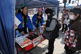 小浜市中学生による特産品販売の様子