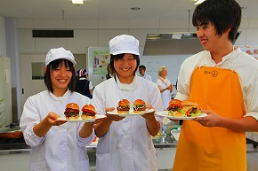 高校生発のご当地バーガーづくり