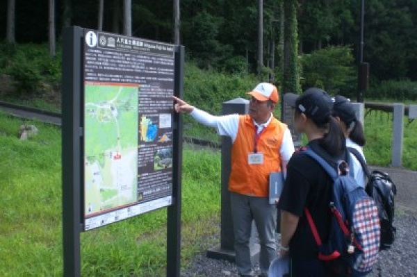 人穴富士講遺跡でガイド活動する富士山世界遺産ガイド