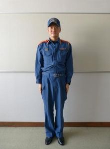 警防隊員はブルーの作業服です。