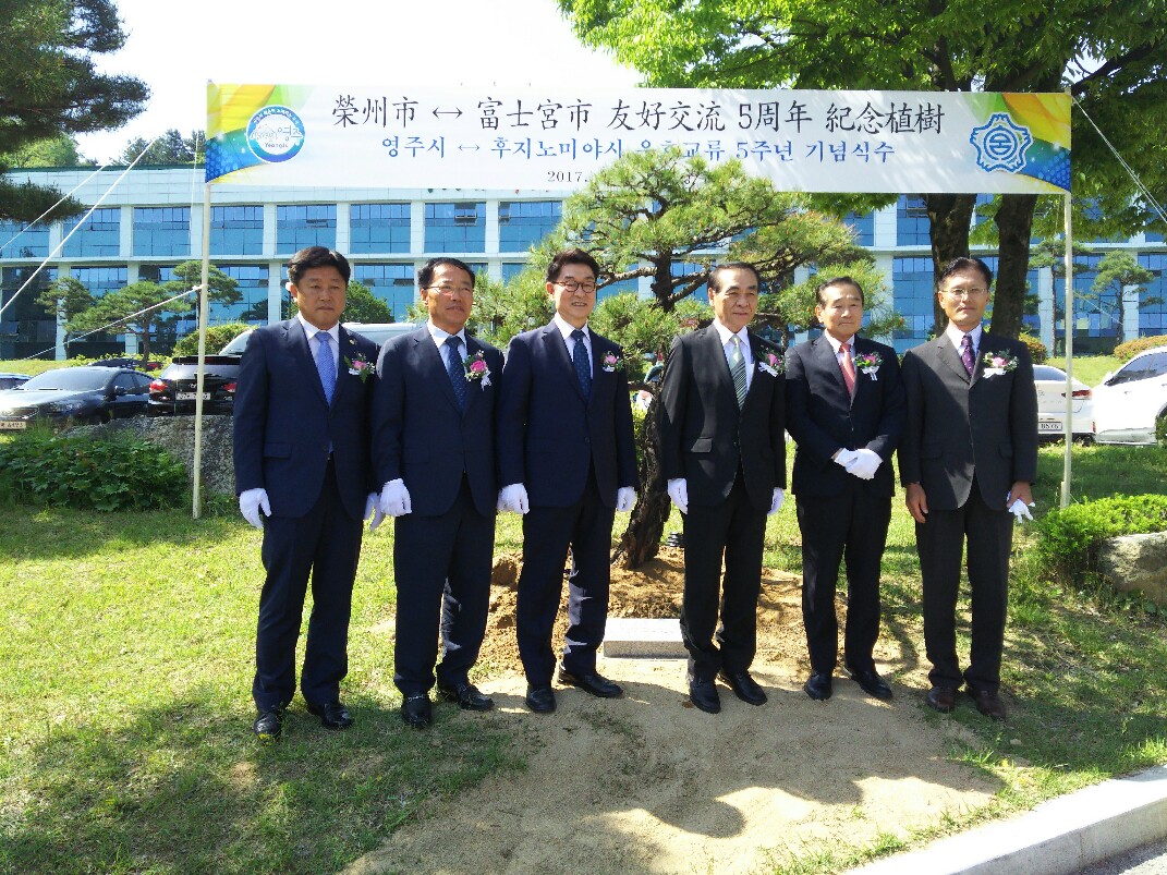 提携5周年松の木の植樹　