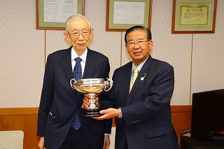 天皇杯受賞を市長に報告する渡邊委員