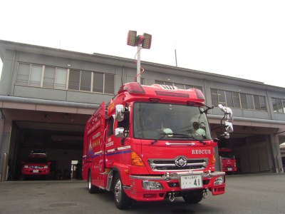 救助工作車の屋根には大型の照明装置がついています