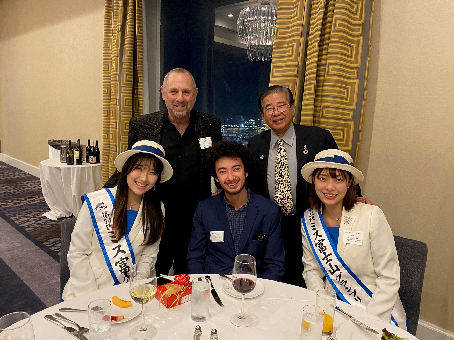 サンタモニカ姉妹都市協会ジェフ会長(左上)と