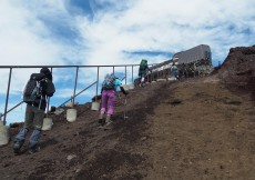 剣ヶ峰を目指す登山者1