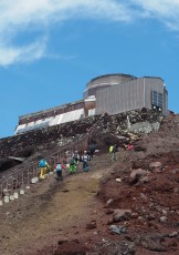 剣ヶ峰を目指す登山者2