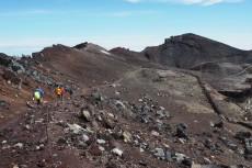 御鉢巡りをする登山者