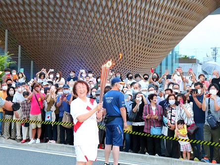 東京2020聖火リレー　富士山世界遺産センターからスタートを飾る清水やすこさん