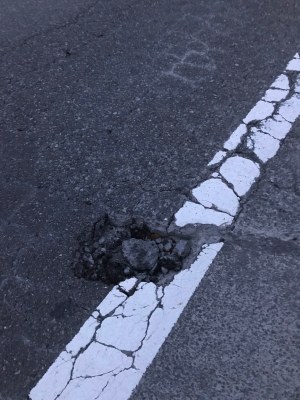 道路の穴ぼこ 近くから撮影した写真