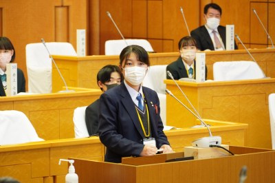 第15回高校生議会で一般質問する高校生議員