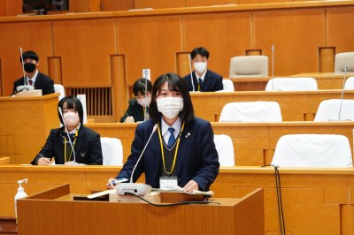 第16回高校生議会で一般質問する高校生議員