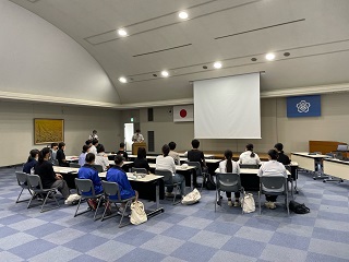 救急隊からの話を聞く高校生(令和5年度の様子)