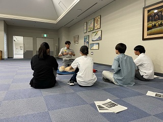 人形を使った心肺蘇生法(令和5年度の様子)