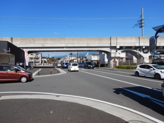 県道を南側から見た様子