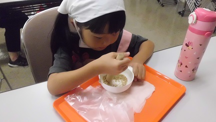ごますり体験の様子
