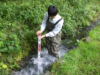水位を測定中