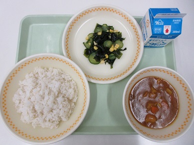 ・牛乳　・麦ご飯　・ポークカレー　・海藻サラダ