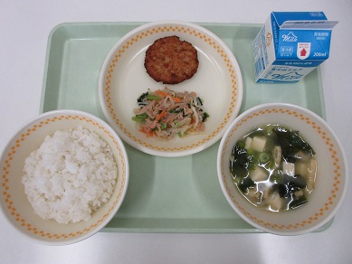 ・牛乳　・ご飯　・キャベツ入りつくね　・野菜のツナ和え　・とうふとわかめのみそ汁