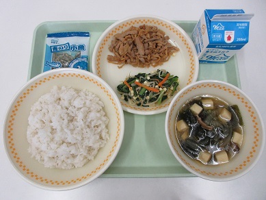 ・牛乳　・麦ご飯　・ビビンバの具　・ナムル(チーズ入り)　・わかめスープ　・青のり小魚
