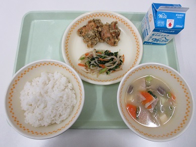 ・牛乳　・ご飯　・鶏肉のお茶フリッター　・野菜のおかか和え　・宮汁