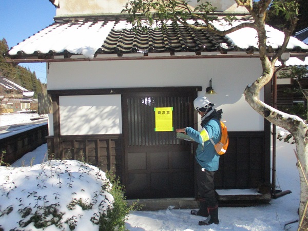 建物の被害状況を調査し、二次災害発生の危険度を判定し表示をする様子