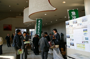 画像－ロビーでは農大商品の販売も