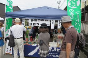 フードバレー交流都市の地元のお酒をふるまいました。