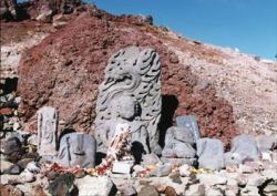 三島岳周辺の石造物