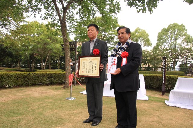 記念ベンチ除幕式