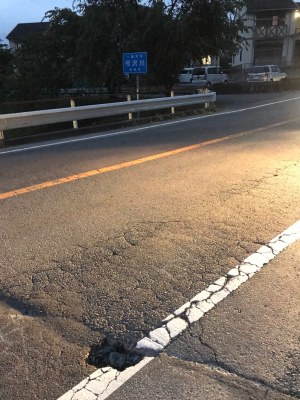 道路の穴ぼこ 遠くから撮影した写真